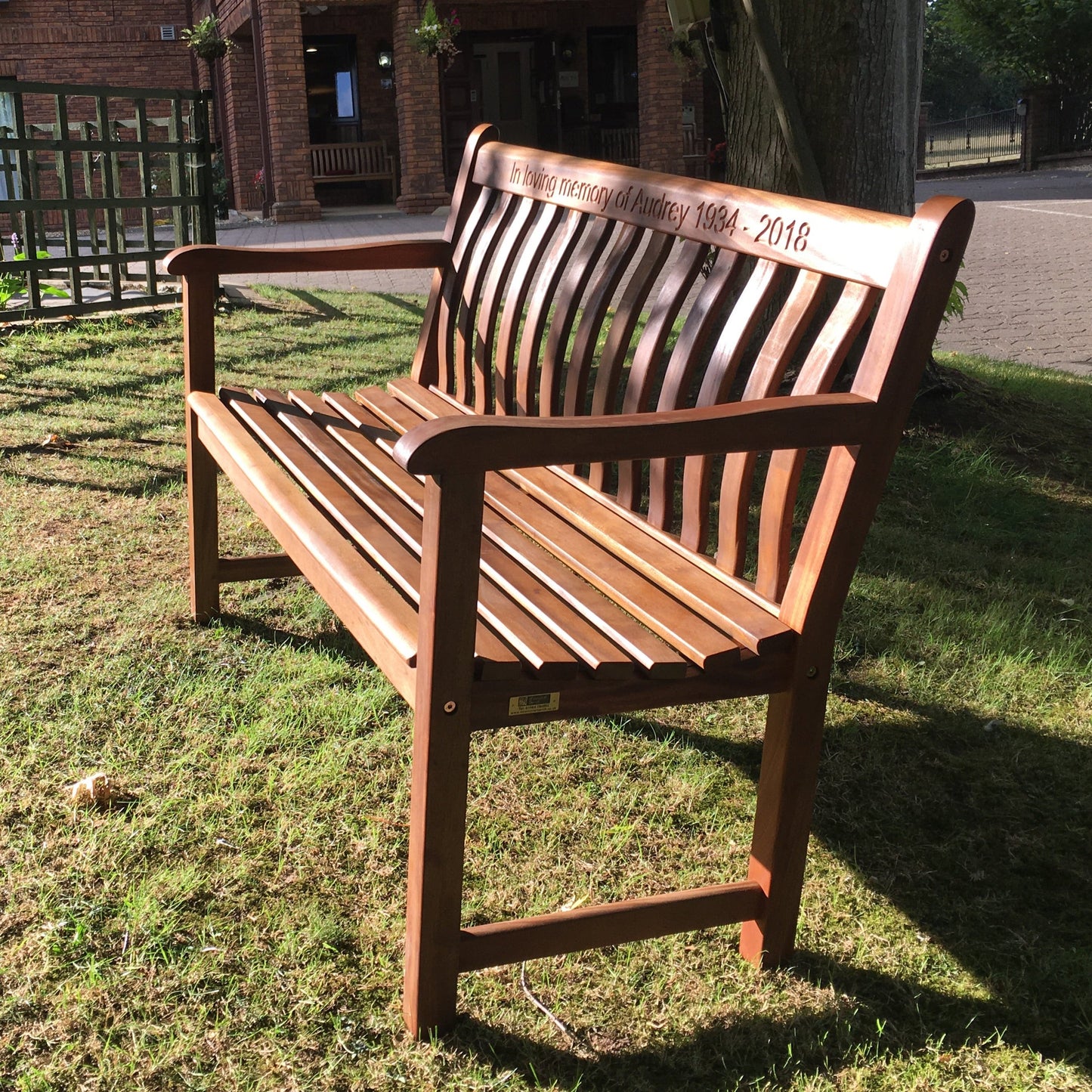 Broadfield Memorial Bench 4ft Cornis + FREE cornis oil